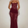 Vestido largo de encaje transparente con cuello cuadrado y fruncido de Wintra en rojo vino