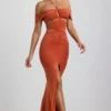 Vestido largo de jersey elástico con escote halter y aberturas de Karleen en naranja quemado