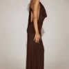 Vestido largo de jersey suave con escote pronunciado y cuello halter de Navina en marrón chocolate
