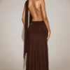 Vestido largo de jersey suave con escote pronunciado y cuello halter de Navina en marrón chocolate