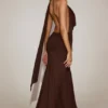 Vestido largo de jersey suave con escote pronunciado y cuello halter de Navina en marrón chocolate