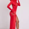 Vestido largo de manga larga con capucha Desdemona en rojo fuego