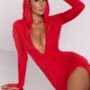 Vestido largo de manga larga con capucha Desdemona en rojo fuego