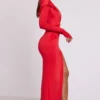 Vestido largo de manga larga con capucha Desdemona en rojo fuego