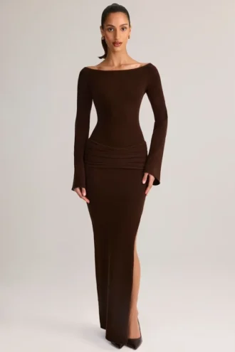 Vestido largo de manga larga con cuello barco y tejido de punto acanalado Isay en marrón chocolate