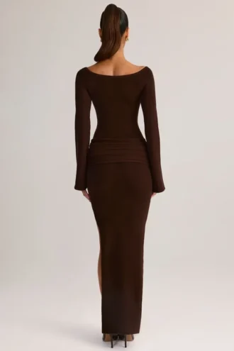 Vestido largo de manga larga con cuello barco y tejido de punto acanalado Isay en marrón chocolate