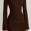 Vestido largo de manga larga con cuello barco y tejido de punto acanalado Isay en marrón chocolate
