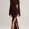 Vestido largo de manga larga con cuello barco y tejido de punto acanalado Isay en marrón chocolate