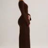 Vestido largo de manga larga con cuello barco y tejido de punto acanalado Isay en marrón chocolate