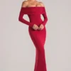 Vestido largo de manga larga con hombros descubiertos Depny en rojo cereza