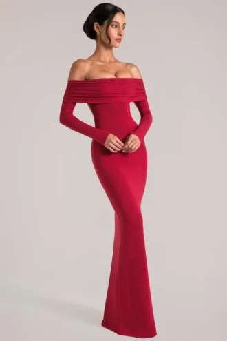 Vestido largo de manga larga con hombros descubiertos Depny en rojo cereza