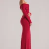 Vestido largo de manga larga con hombros descubiertos Depny en rojo cereza