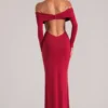 Vestido largo de manga larga con hombros descubiertos Depny en rojo cereza
