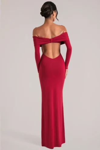 Vestido largo de manga larga con hombros descubiertos Depny en rojo cereza