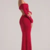 Vestido largo de manga larga con hombros descubiertos Depny en rojo cereza