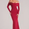 Vestido largo de manga larga con hombros descubiertos Depny en rojo cereza