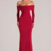 Vestido largo de manga larga con hombros descubiertos Depny en rojo cereza