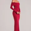 Vestido largo de manga larga con hombros descubiertos Depny en rojo cereza