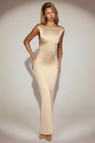 Vestido largo de satén con cuello barco y espalda cruzada de Hivera en color champán
