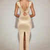 Vestido largo de satén con cuello barco y espalda cruzada de Hivera en color champán