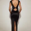 Vestido largo de satén con cuello barco y espalda cruzada Hivera en negro
