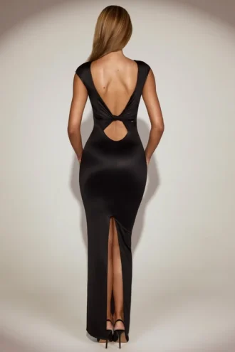 Vestido largo de satén con cuello barco y espalda cruzada Hivera en negro