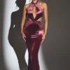 Vestido largo de terciopelo con cuello halter Adriana en color vino
