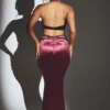 Vestido largo de terciopelo con cuello halter Adriana en color vino
