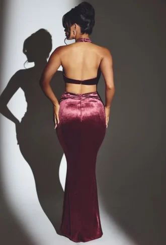 Vestido largo de terciopelo con cuello halter Adriana en color vino