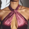 Vestido largo de terciopelo con cuello halter Adriana en color vino