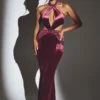 Vestido largo de terciopelo con cuello halter Adriana en color vino