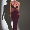 Vestido largo de terciopelo con cuello halter Adriana en color vino