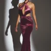 Vestido largo de terciopelo con cuello halter Adriana en color vino