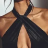 Vestido largo de terciopelo con cuello halter Adriana en negro azabache