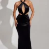 Vestido largo de terciopelo con cuello halter Adriana en negro azabache