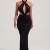 Vestido largo de terciopelo con cuello halter Adriana en negro azabache
