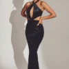Vestido largo de terciopelo con cuello halter Adriana en negro azabache