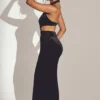 Vestido largo de terciopelo con cuello halter Adriana en negro azabache