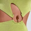 Vestido largo de un solo hombro con detalles metálicos Rosalia en verde oliva
