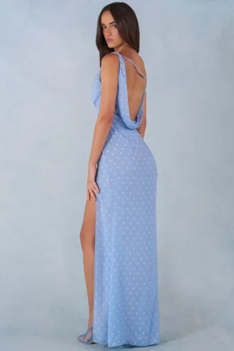 Vestido largo de un solo hombro Nivara con estampado de lunares azules