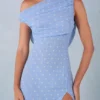 Vestido largo de un solo hombro Nivara con estampado de lunares azules