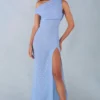 Vestido largo de un solo hombro Nivara con estampado de lunares azules