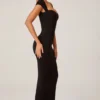 Vestido largo Dolcezza con escote corazón en negro