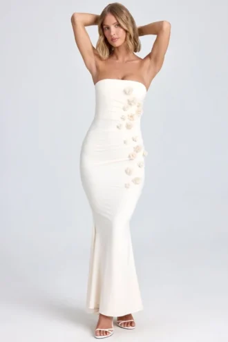 Vestido largo drapeado con apliques florales Aveline en color marfil