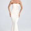 Vestido largo drapeado con apliques florales Aveline en color marfil