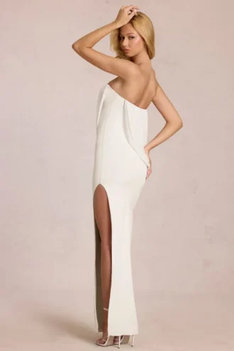 Vestido largo drapeado con escote bandeau Caliane en color marfil