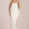 Vestido largo drapeado con escote bandeau Caliane en color marfil