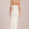 Vestido largo drapeado con escote bandeau Caliane en color marfil