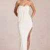 Vestido largo drapeado con escote bandeau Caliane en color marfil