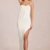 Vestido largo drapeado con escote bandeau Caliane en color marfil